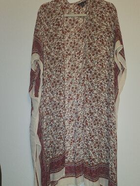 AMERICAN EAGLE Floral Print Komono-- Perfect For Layering